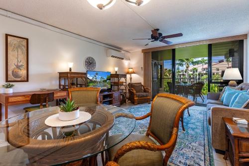 sala de estar con mesa y sillas en Kamaole Sands 6-207 condo, en Wailea