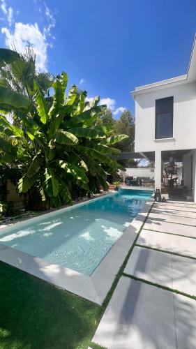 une piscine devant une maison dans l'établissement Maison d'Exception pour un Séjour Inoubliable, à Villetelle