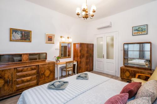 City center Secession charm near National Theatre