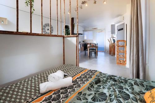 ein Schlafzimmer mit einem Bett mit zwei Handtüchern darauf in der Unterkunft O villa* Studio avec clim et calme *Wifi* in Villasavary