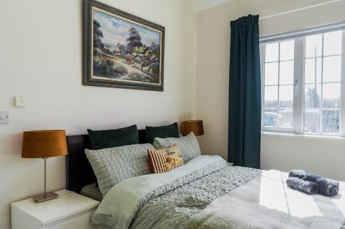 a bedroom with a bed and a painting on the wall at Dublin Airport Homestay in Dublin