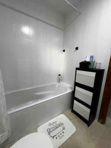 ein Bad mit einer Badewanne und einem WC in der Unterkunft Apartamento 70 Vera Playa in Vera