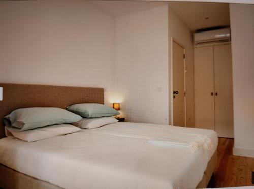 Postel nebo postele na pokoji v ubytování PORTO DOWNTOWN Rua das FLORES