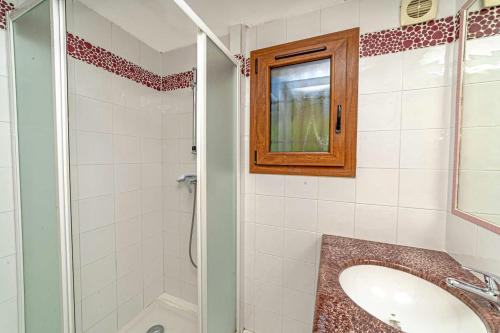 une salle de bain avec un lavabo et une douche dans l'établissement Locations-06 La maison de Noélie 1er étage, gite pour 6 au calme sur la Côte d'Azur, à Le Bar-sur-Loup