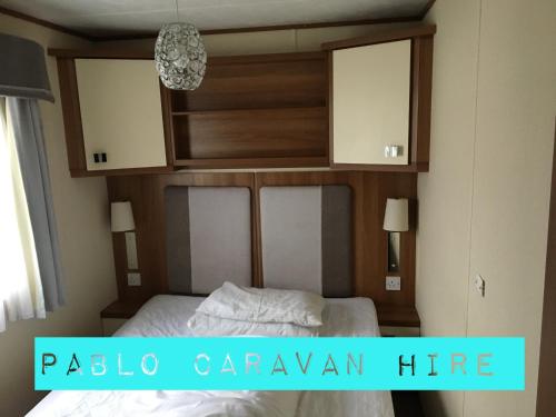 3 Bedroom 8 Berth Caravan Towyn 객실 이층 침대