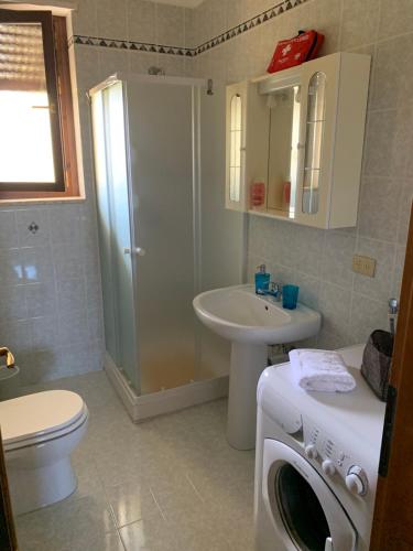 a bathroom with a toilet sink and a washing machine at A casa di Zia Ale in Brindisi