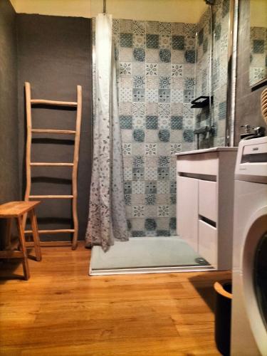 une cuisine avec un rideau de douche et une chaise dans l'établissement Studio face mer Porticcio, proche aéroport Ajaccio, à Porticcio