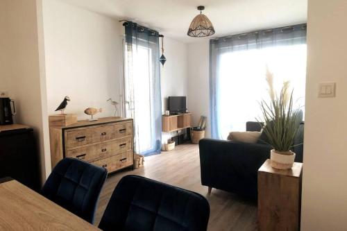 Televisyen dan/atau pusat hiburan di Appartement, confort, parking, terrasse
