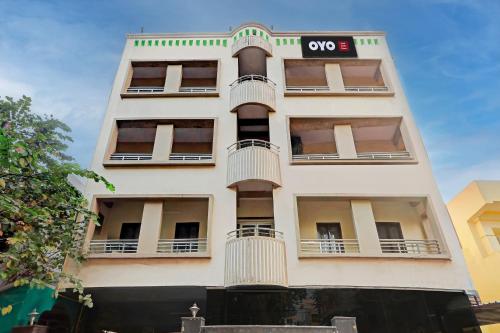 um edifício branco com um sinal de cvg em OYO Aarshi Palace em Cuttack