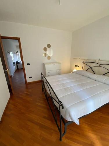 1 dormitorio con 1 cama grande y suelo de madera en Welcome to Lallaby's Home en Scandicci