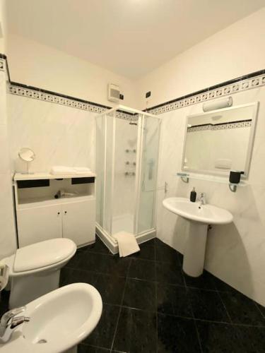 y baño con 2 lavabos, aseo y ducha. en Welcome to Lallaby's Home en Scandicci