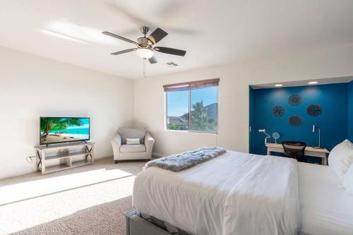 um quarto com uma cama e uma ventoinha de tecto em King 5BR Tranquil Lux Retreat: Pool, Theater, Fun! em Phoenix