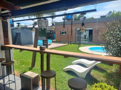 a patio with a table and chairs in a yard at Casa en Ybarlucea para familia hasta 7 personas in Ybarlucea