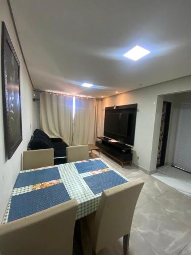 Una televisión o centro de entretenimiento en Apartamento com o espaço inteiro para locação