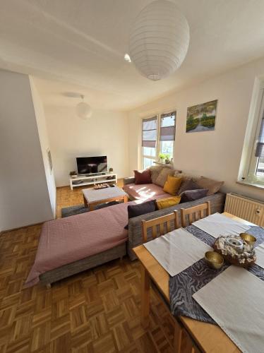 uma sala de estar com um sofá e uma mesa em Apartment nah am Strand in BreitungenWerra em Herrenbreitungen
