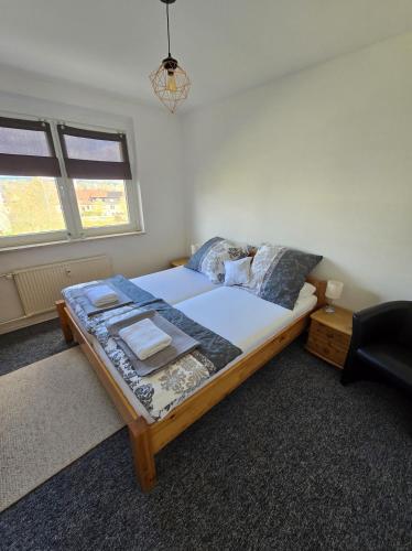 Tempat tidur dalam kamar di Apartment nah am Strand in BreitungenWerra