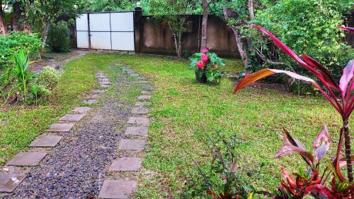 Κήπος έξω από το Samuu Homestay Mirissa