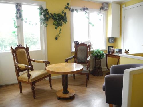 a living room with a table and two chairs at Målilla Hotell & Restaurang in Målilla