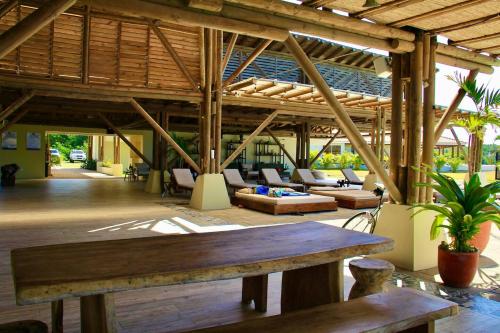 un padiglione con tavolo in legno in un edificio di Next To Beach Club Blue 2 Bedroom Family Villa a Playa Venao