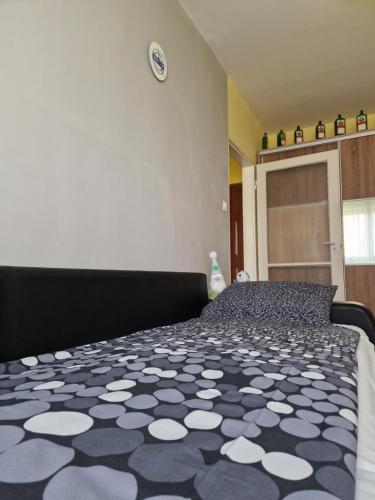 sypialnia z łóżkiem z czarno-białym wzorem w obiekcie Casa Victoria w mieście Pecz