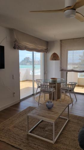 ペニスコラにあるLa Casa de los Pecesのリビングルーム(テーブル、椅子付)が備わり、海の景色を望めます。