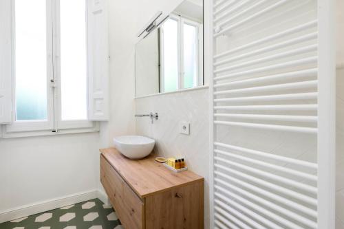La salle de bains est pourvue d'un lavabo et d'un miroir. dans l'établissement Michelangelo Luxury Apartment, à Florence
