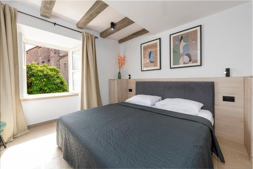 Sounds of Ragusa في دوبروفنيك: غرفة نوم بسرير كبير ونافذة