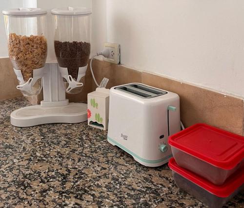 a toaster and a blender on a counter at La Casa de Emma in General Roca
