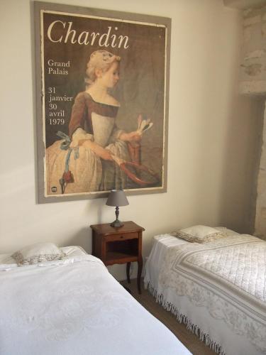 une peinture d'une femme sur un mur à côté de deux lits dans l'établissement Breathtaking Terrace Views, à Beaucaire