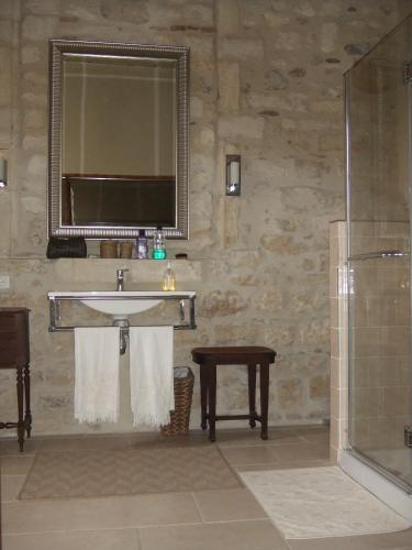 une salle de bain avec un lavabo, un miroir et une douche dans l'établissement Breathtaking Terrace Views, à Beaucaire