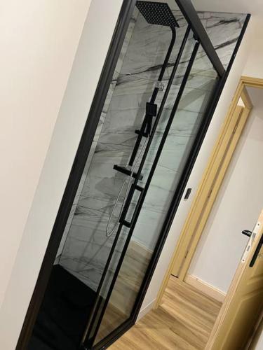 a glass door with a glassigunigunigunigunigunigunigunigunigunigun at Chalet Les Bruyères proche du lac des Settons in Montsauche