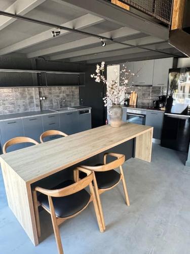 Η κουζίνα ή μικρή κουζίνα στο The Loft. Gerakas.