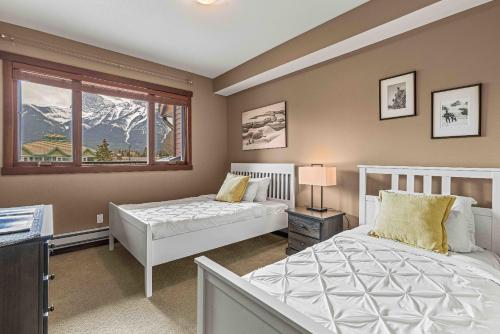 Llit o llits en una habitació de Best Views of Canmore - 2Bed 2Bath