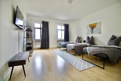 Cette chambre comprend 2 lits et une télévision. dans l'établissement Gemütliches Innenstadtnest, zentrale Lage, 88qm, kostenfreier Parkplatz, für bis zu 6 Personen, à Cottbus