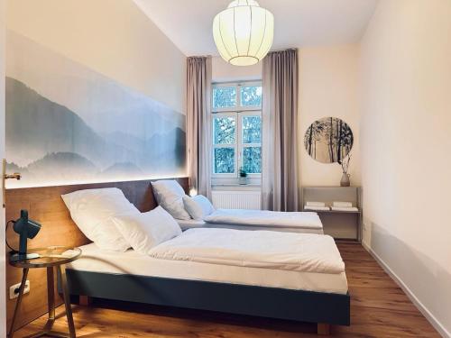 1 dormitorio con 2 camas y ventana grande en Großzügig und super zentral en Regensburg