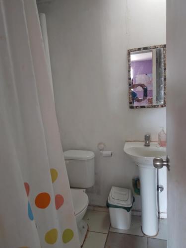 y baño con aseo y lavamanos. en Pieza individual con baño privado en sector Puertas del mar en La Serena