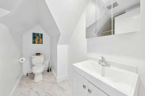 揚克斯的住宿－NY Luxury 1BR PRIME location Free Parking!，白色的浴室设有卫生间和水槽。