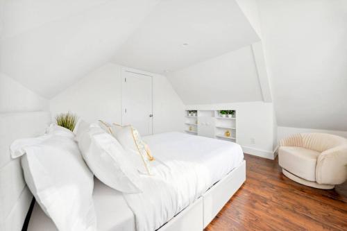 揚克斯的住宿－NY Luxury 1BR PRIME location Free Parking!，白色的卧室配有白色的沙发和椅子