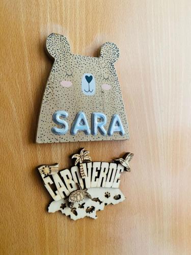 a teddy bear sign with the words saahahahasenal at SuAparts in Praia
