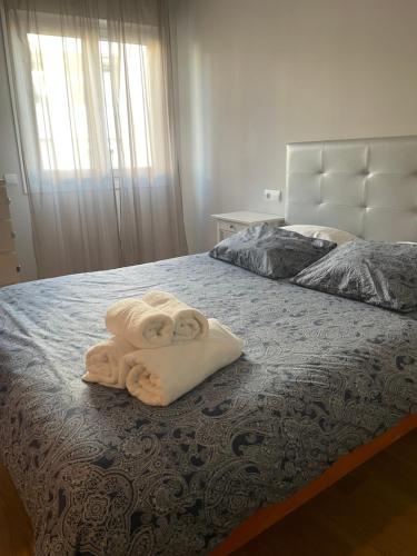 威爾瓦的住宿－CALLE MARINA，卧室配有2条毛巾。