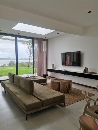 uma sala de estar com um sofá e uma televisão em Dzixile em Gueima