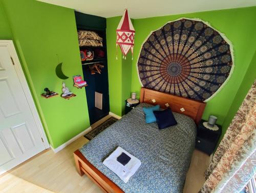سرير أو أسرّة في غرفة في The Green Room Homestay