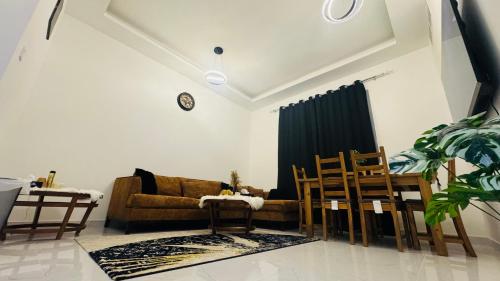 salon z kanapą i krzesłami w obiekcie Al Hamidiya 1 Ajman Omar Al Mukhtar Street w mieście Adżman