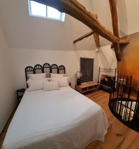 - une chambre avec un lit blanc et 2 chaises noires dans l'établissement Duplex Luxe avec parking Sarlat centre, à Sarlat-la-Canéda