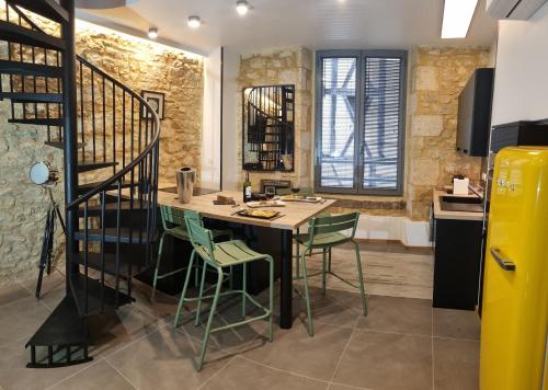 a kitchen with a table and two chairs at Duplex Luxe avec parking Sarlat centre in Sarlat-la-Canéda