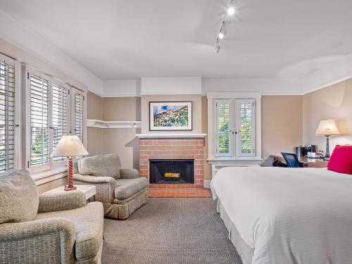 1 dormitorio con 1 cama y chimenea en The Upham Hotel, en Santa Bárbara