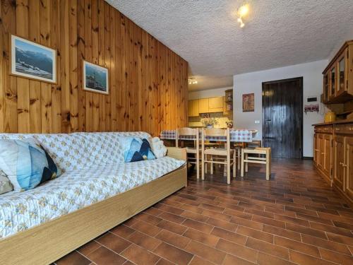- un salon avec un canapé et une table dans l'établissement Appartamento Fronte Pista, à Ponte di Legno