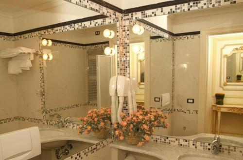 
A bathroom at Hotel Champagne Palace
