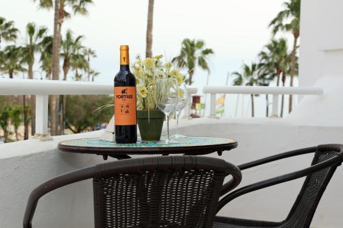 ミハスにあるApartment in the center of La Cala de Mijas with Sea Viewsのワイン1本とグラス2杯