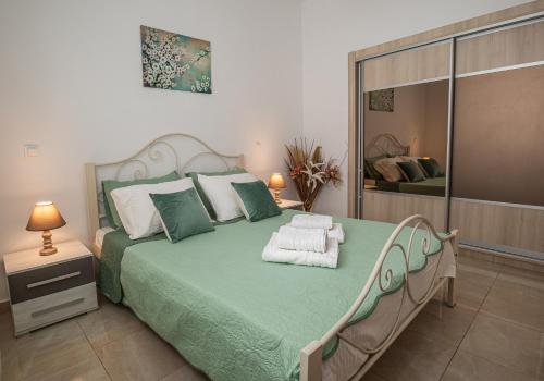 Postel nebo postele na pokoji v ubytování Pearl of Stegna - Beach House